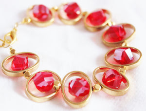 Oval gold frame bracelet-red