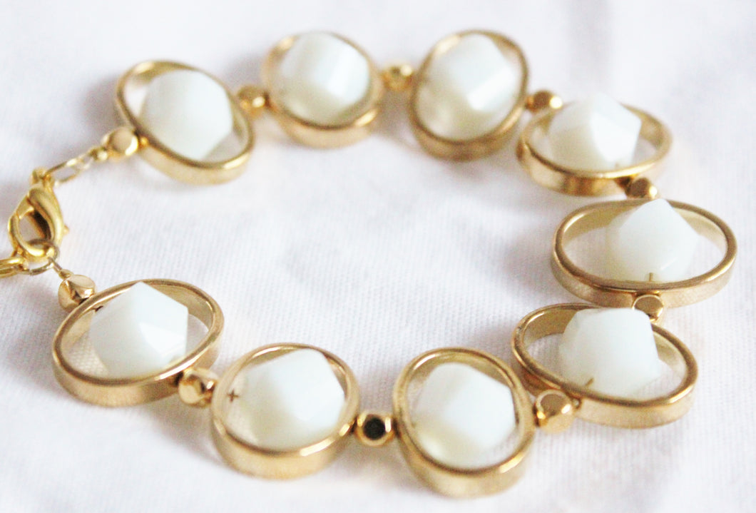Oval gold frame bracelet-white