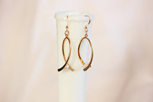 Load image into Gallery viewer, Ribbon twist earrings - gold with white pearls