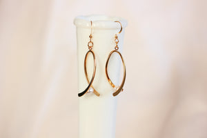 Ribbon twist earrings - gold with white pearls