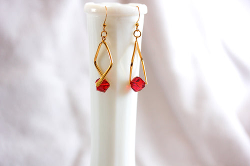 Twisted angle earrings - gold with red crystals