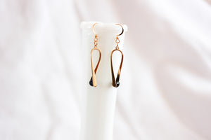 'A little bent' earrings - gold with black pearl