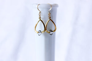 Curvy earrings - gold with light grey crystal