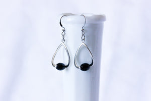 Curvy earrings - silver with black pearls
