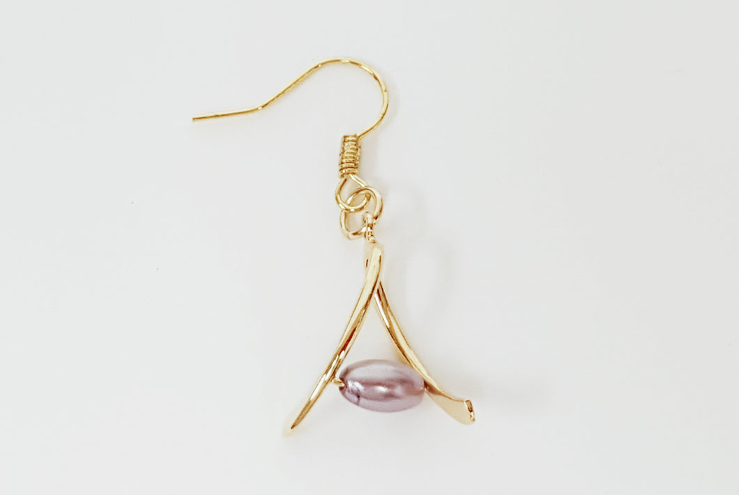 Mini ribbon twist earrings - gold with lilac pearls