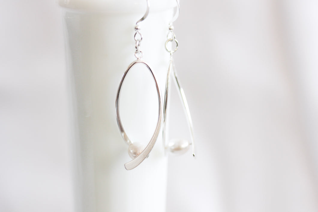 Ribbon twist earrings - silver with white pearls