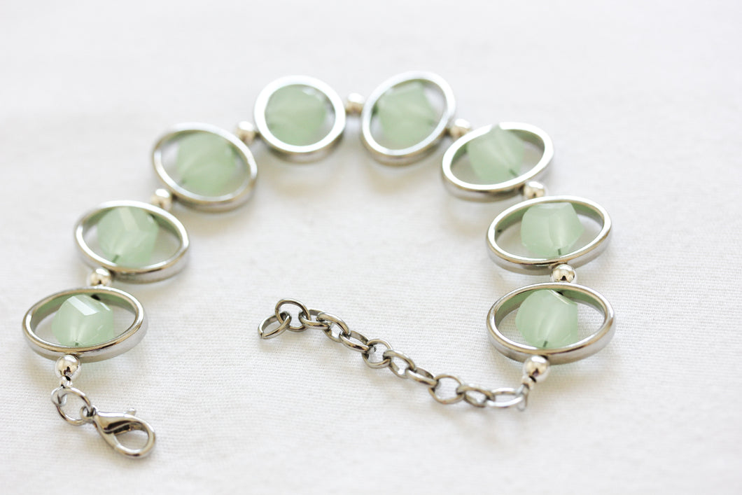 Oval silver frame bracelet-green