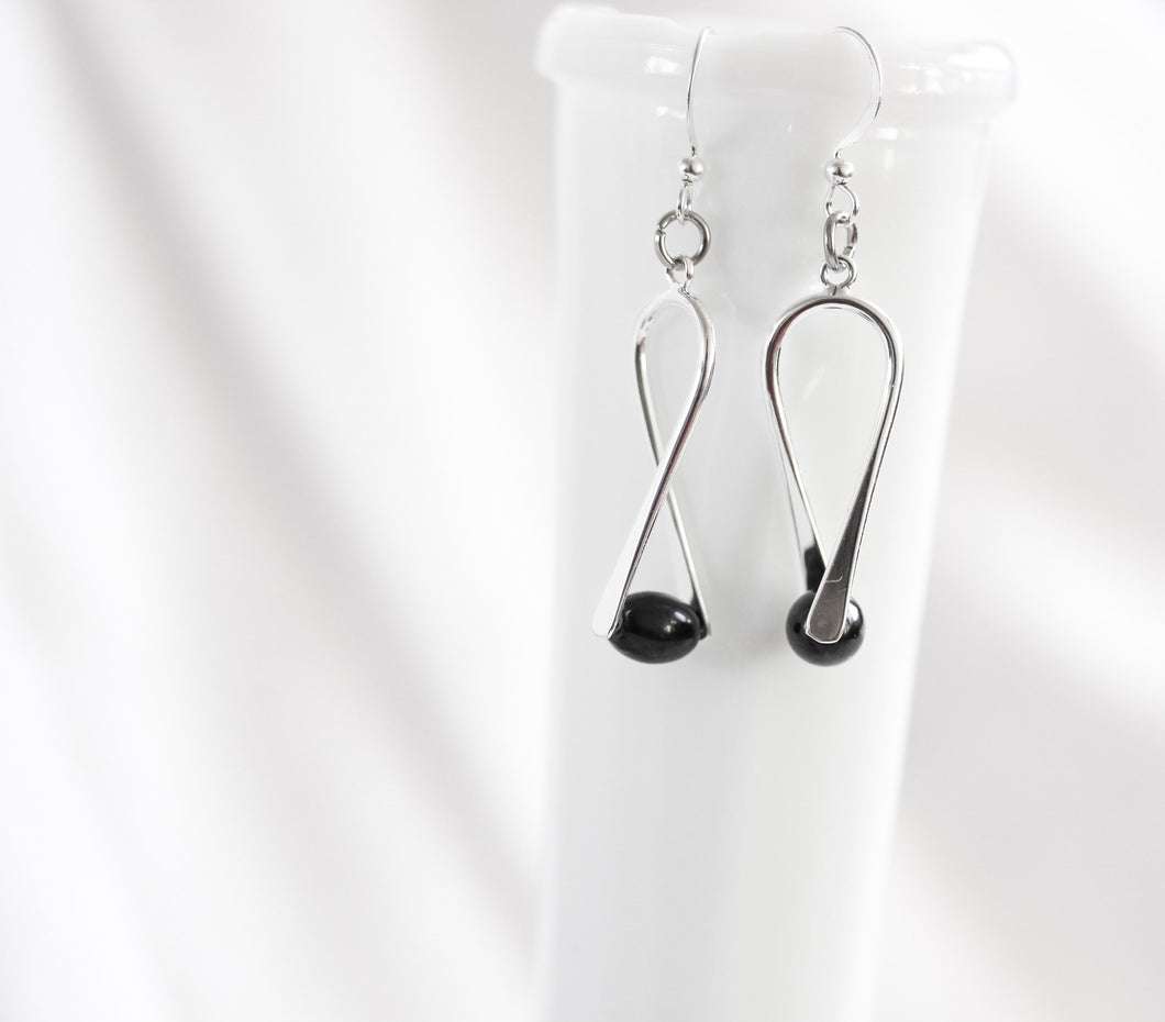 'A little bent' earrings - silver with black pearl