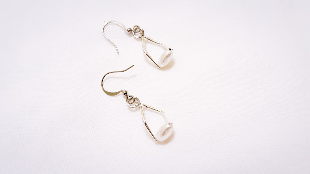 Mini twisted angle earrings - silver with ivory pearls