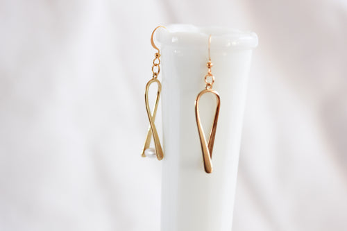 'A little bent' earrings - gold with ivory pearl