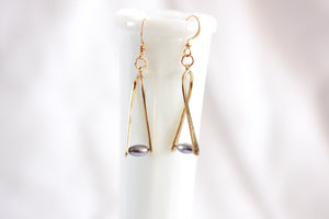 'A little bent' earrings - gold with lilac pearl