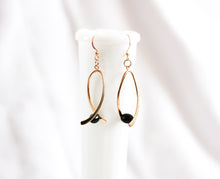 Load image into Gallery viewer, Ribbon twist earrings - gold with black pearls