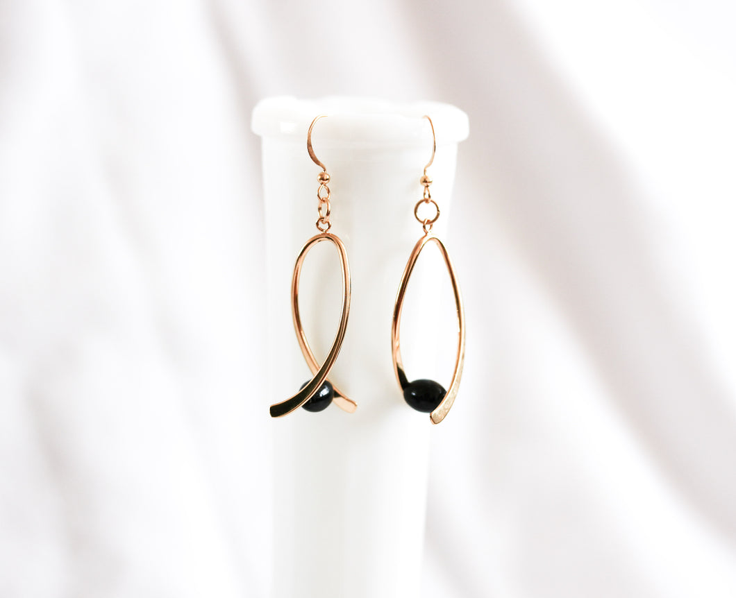 Ribbon twist earrings - gold with black pearls