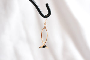 Ribbon twist earrings - gold with black pearls