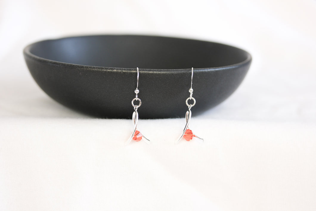 Mini ribbon twist earrings - silver with red crystals