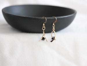 Mini ribbon twist earrings - gold with black crystals
