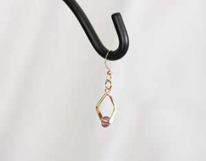 Mini twisted angle earrings - gold with amethyst crystal